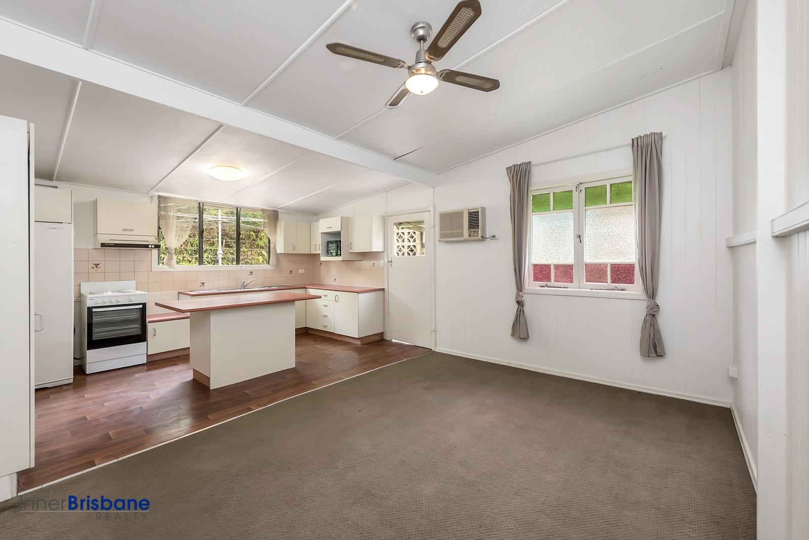 Large Four Bedroom Home With Air Con And Ceiling Fans